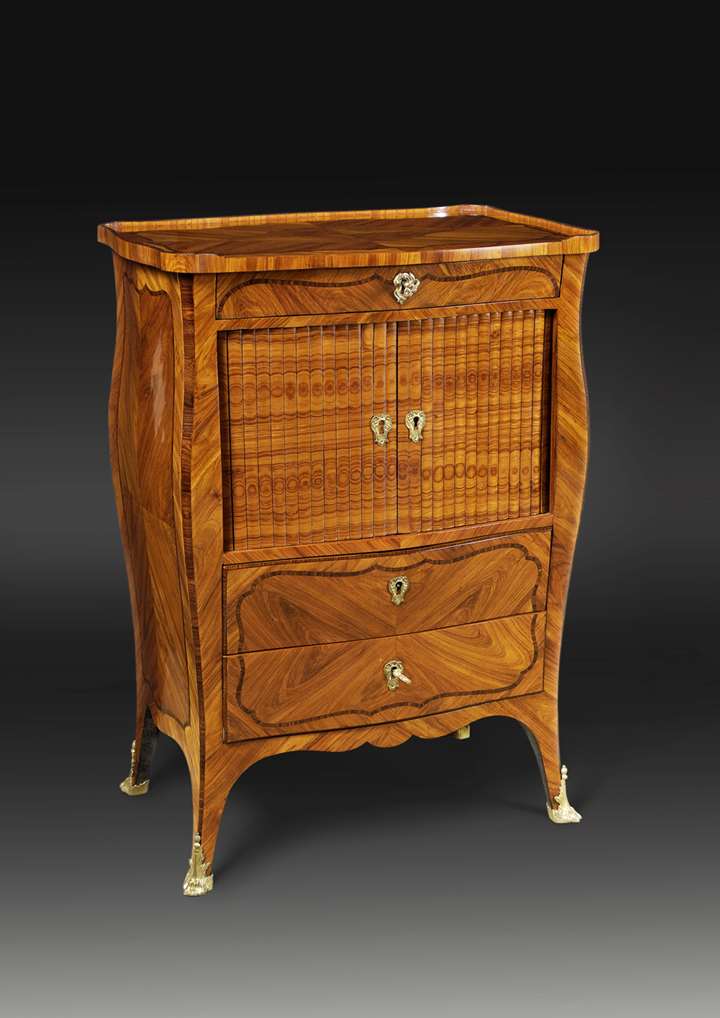 A LOUIS XV ORMOLU-MOUNTED KINGWOOD AND TULIPWOOD PARQUETERY TABLE A EN-CAS